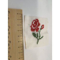 Stof med rd rose (hnd broderet)