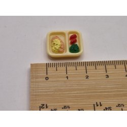 Tallerken med mad i plastik (brugt)