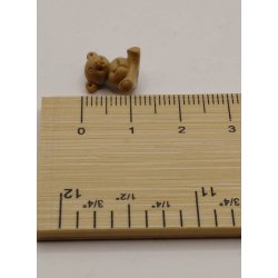 Meget lille bamse i plastik (brugt)