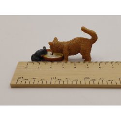 Mus og kat spiser sammen. I resin (nye)