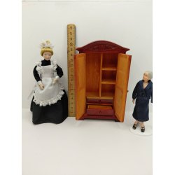 Garderobe skala i tr� (brugt/som nyt)