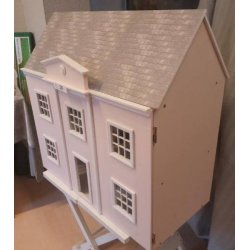 Flot hus med mange fine detaljer. Skala 1:12 (Brugt/med en lille fejl) SENDES IKKE