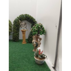 Urtepotte med r�de/orange blomster (brugt)