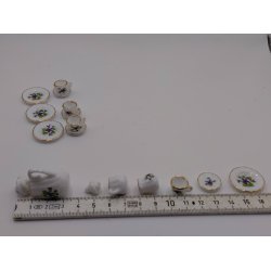 Kaffestel til 4 personer i porcel�n med lilla blomster (brugt/som nyt) 1:12