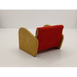 Lav l�nestol i tr� med r�d fl�jl (vintage)