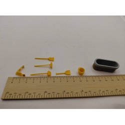 Diverse tilbeh�r til hestestalden plastik (brugt) 1:48