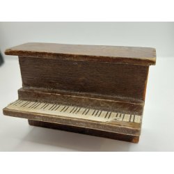 Klaver i tr� (brugt/lidt defekt) 1:16/1:18