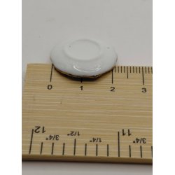 Hvidt stel med lyser�de blomster Tallerken i porcel�n (brugt/som ny) 1:12