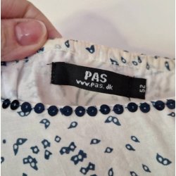 Hvid kjole med bl�t m�nster str 52 (brugt) M�rke: Pas 