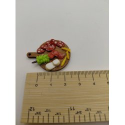 Tapas platte med p�lse, skinke, brie ost, cheddar stave og vindruer (delvis h�ndlavet)