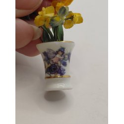 Vase i porcel�n med fe/engel (brugt)