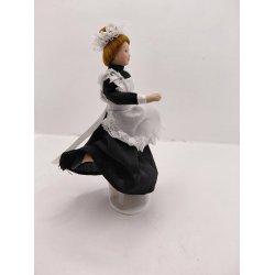 1 dukke i porcel�n 1:12 inkl stativ (lidt defekt)