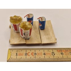 Bakke med KFC mad og Pepsi cola (hndlavet)