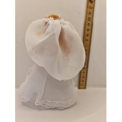  Dukke i hndsyet brudekjole. inkl stativ (brugt)