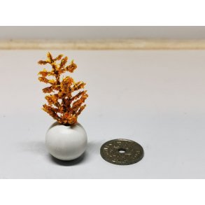 Gule Blomster i hvid vase (h�ndlavet)