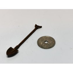 Spade i metal til dukkehus scala 1:16 (ny)