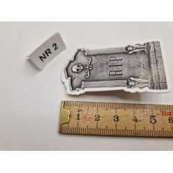 1. Stk Gravsten i kraftig karton ca 6 x 3 cm