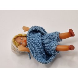 Dukke barn i plastik med hndlavet tj (vintage) 7,5 cm