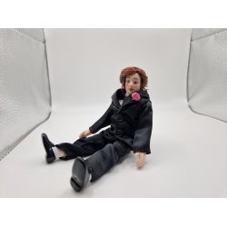 Brudgom/konfirmand i porceln. Scala 1:12. Hjde 15,5 cm (brugt/som ny)