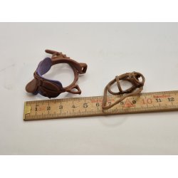 Schleich sadel og hovedtj i plastik (brugt)