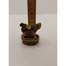 Hne med kyllinger i kurv med g. Elastolin/Danolin (antik)