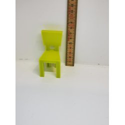 Stol i plastik til dukkehus scala 1:12 (brugt)