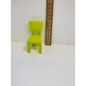 Stol i plastik til dukkehus scala 1:12 (brugt)