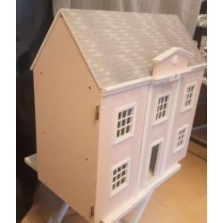 Flot hus med mange fine detaljer. Skala 1:12 (Brugt/med en lille fejl) SENDES IKKE