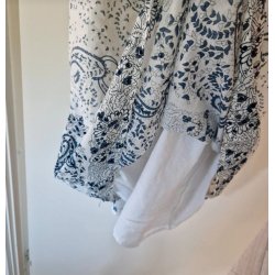 Hvid kjole med bl�t m�nster str 52 (brugt) M�rke: Pas 