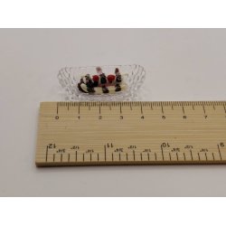 Bananasplit i plastik sk�l (delvis h�ndlavet)