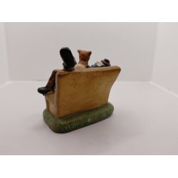 Vagabond p� b�nk med �l og hundehvalp (vintage)