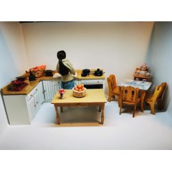 Stol i tr til dukkehus scala 1:12 (brugt)