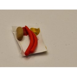 Plsebakke med 2 rde plser, brd og sennep og ketchup (hndlavet)