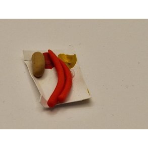 Plsebakke med 2 rde plser, brd og sennep og ketchup (hndlavet)