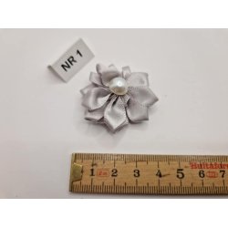 Rosette med perle (ny) . 4 cm