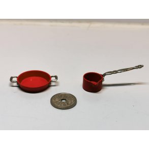 Gryde og pande i metal til dukkehus scala 1:12 (brugt)