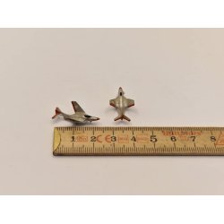 Miniature fly i plastik (gammel)