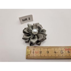 Rosette med perle (ny) . 4 cm