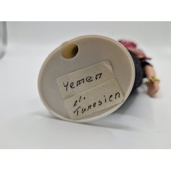 Dukke fra Yemen eller Tunesien i porceln inkl stativ.  16 cm 