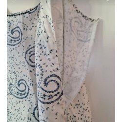 Hvid kjole med bl�t m�nster str 52 (brugt) M�rke: Pas 