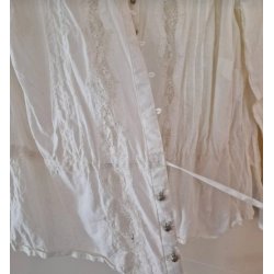 Skjortebluse med blonder og mange andre fine detaljer (brugt) str 46/48 M�rke: Pas 