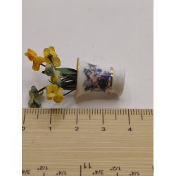 Vase i porcel�n med fe/engel (brugt)
