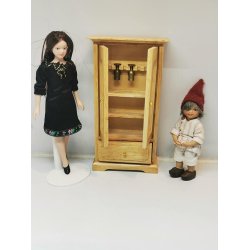 Skab i lyst tr til glas, til dukkehus scala 1:12 (nyt)