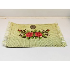 Hndbroderet tppe (hndlavet) 18 x 11 cm