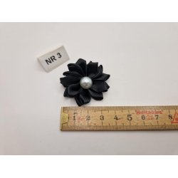 Rosette med perle (ny) . 4 cm