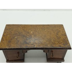 Skrivebord i tr� (antik)