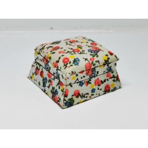 Skammel/puf til dukkehus scala 1;12 (brugt)