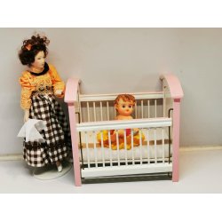 Babydukke i resin (brugt)