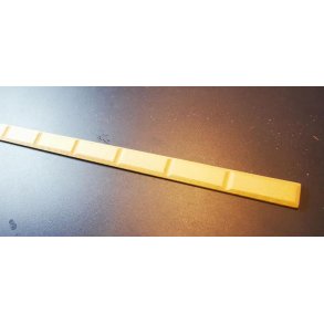 Pynte liste med mursten i umalet tr (ny)