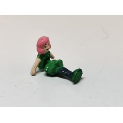 Lille dukke i grn kjole (brugt)